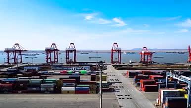 4K航拍物流中心大型港口码头集装箱视频的预览图